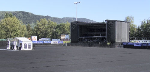 STADION: Guldbergaunet Fotballstadion var forvandlet til konsertarena under SteinkjerFestivalen. 8.000 kvadratmeter veiduk beskyttet kunstgresset.