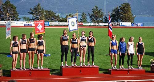 STEINKJER P TOPP: Seierspallen p 4x400 meter for kvinner var heltrndersk med Trondheim Friidrett (slv), Steinkjer FIK (gull), Ranheim (bronse). (Foto: Thor Brandt)