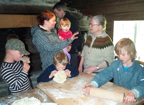Barn baker og smaker p museet