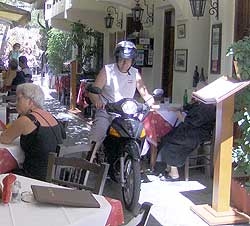 GATERESTAURANT:  P scooter mellom restaurantborden.