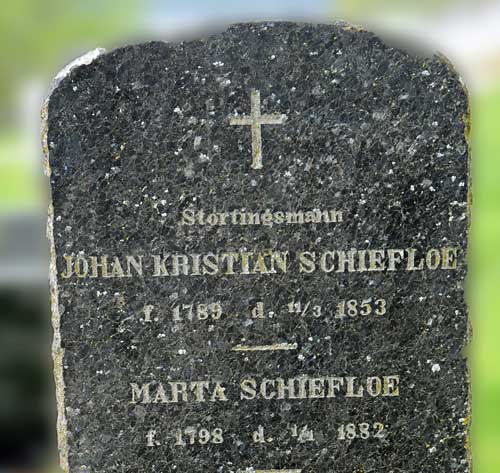 Johan Kristian Schiefloe - gravstøtte