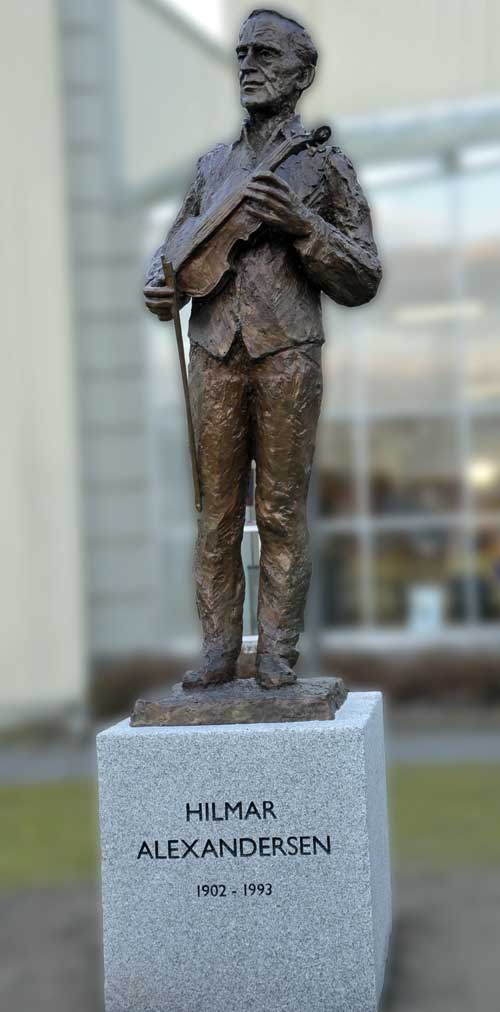 Hilmar Alexandersen-statuen utenfor Dampsaga kulturhus