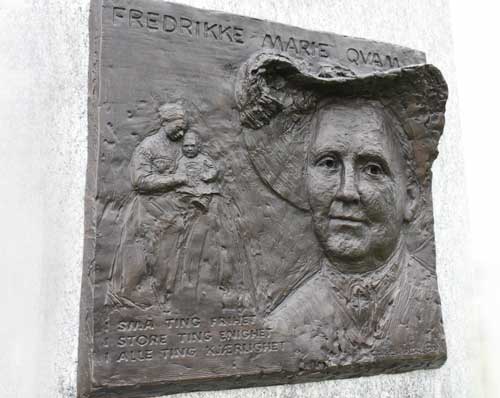 Fredrikke Marie Qvam-bauta - relieffplate