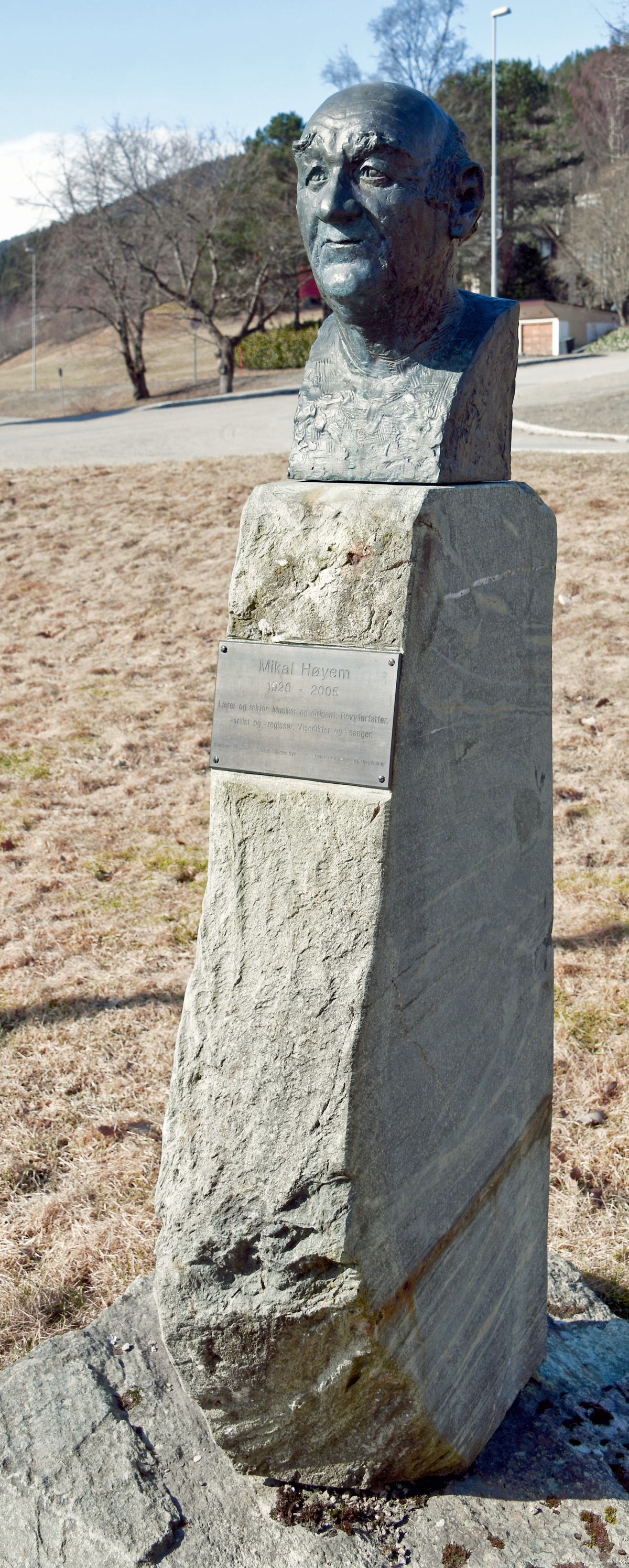 Statue med byste av Mikal Høyem