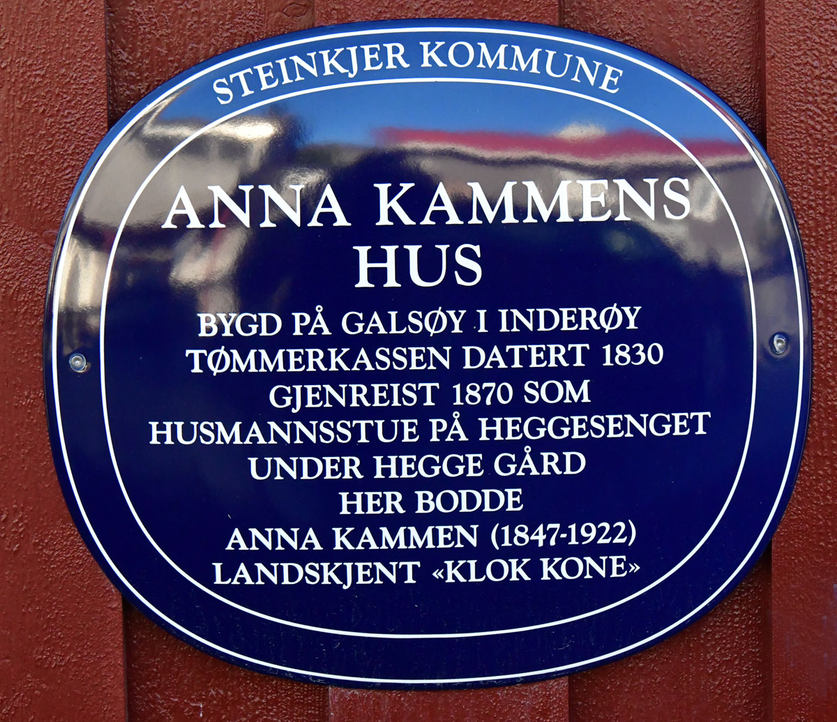 Blått skilt Anna Kammens hus