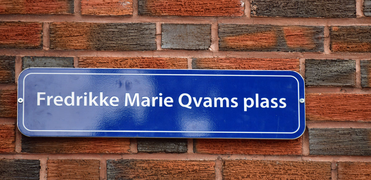 Fredrikke Marie Qvams plass - skilt