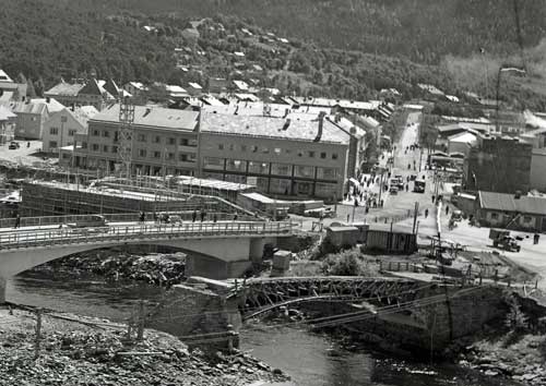 NY OG GAMMEL STEINKJERBRU. Til hyre i dette bildet ser vi restene etter krigsbrua i Steinkjer. (Foto: Martin Knoph [1948])