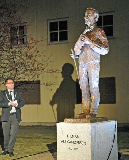 Hilmar Alexandersen-statuen avduket