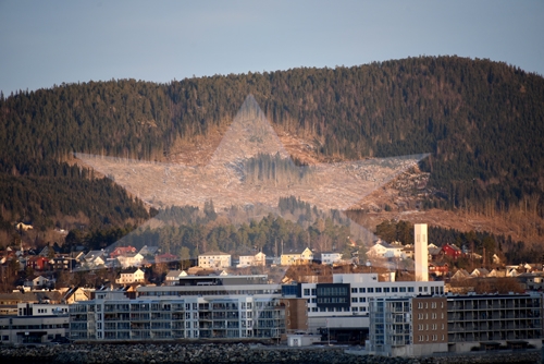 LANDSKAPSKUNST: P dette bildet, som er tatt fra Srlia, er det lagt inn en gjennomsiktig utgave av stjerna i kommunevpenet til Steinkjer for  illustrere likheten.