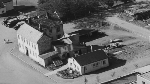 1951: O2-tomta før den ble gjenreist. Til venstre huset til jektskipper Eliassen og til høyre vognmann Wigens brakke og stall.. 