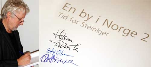 NY BOK: Grnli, Larsen og Lindseth sine signaturer er et <i>Hao</i> til Steinkjer.