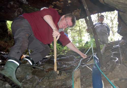 P SKATTEJAKT: Geolog Morten Often p tur ned i gruva for  underske forholdene. (Foto: Even Rset)