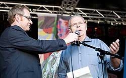 TAKKER: Arvid Hatling mottar matprisen p 50.000 kroner (Foto: Trndersk matfestival)