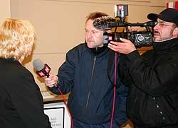 SLUTT: Journalist Geir Jenshus og videojournalist Tariq Alisubh fra TVNord-Trndelag intervjuer statssekretr Lisbeth Rugtvedt. 