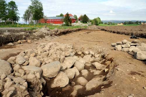 KULTURMINNER: Arkeologene graver nord for Tranaskogvegen i dissedager. 