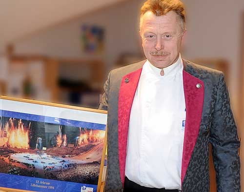 OL ET HYDEPUNKT: 12. februar brstet Tomm Sandmoe stvet av OL-dressen fra 1994, og kikka ekstra p bilde fra pningsseremonien p Lillehammer. En sann OL-venn!