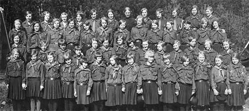 Kjenner du navnet p noe av disse jentespiderene fra Steinkjer i 1931.